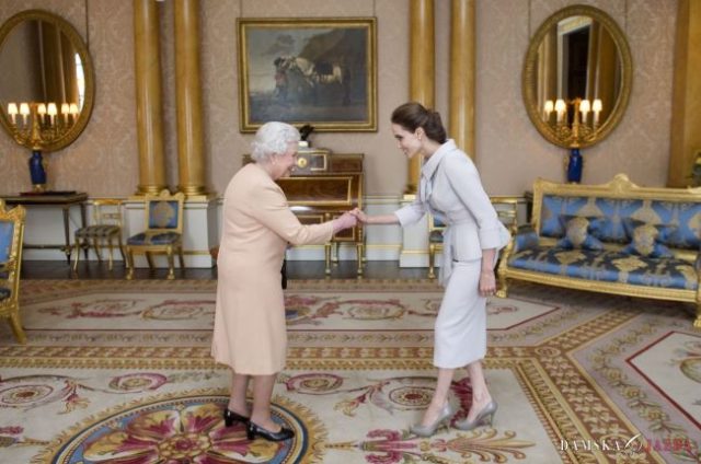 Angelina Jolie sa stretla s britskou kráľovnou