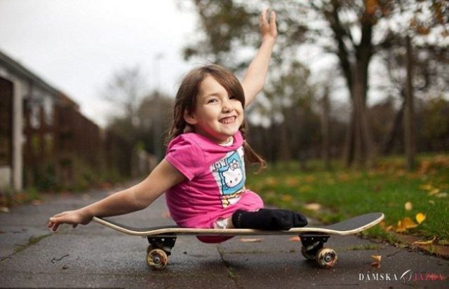 Dievčatku (7) amputovali nohy, na skateboarde je kráľovnou