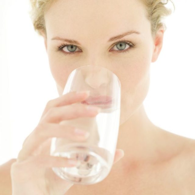 Piť, pitný režim, nápoj, pohár, žena pije vodu, minerálna voda