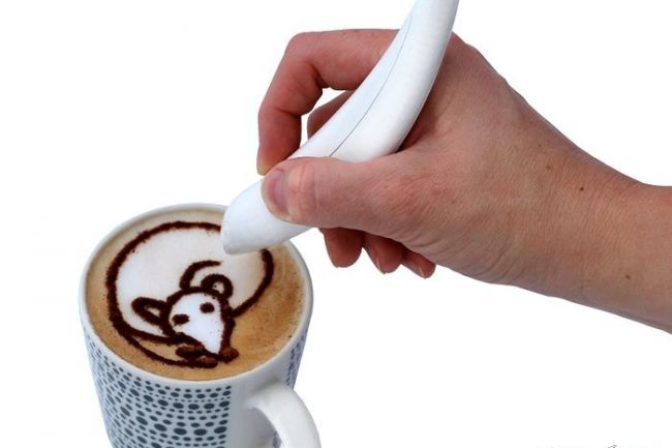 Pero v kuchyni: Šikovný vynález mení kávu a pokrmy na umenie