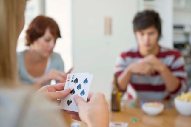 Hrať karty, zábava, hráči, priatelia, kamaráti, partia, dovolenka