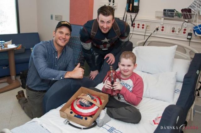 Chris Evans a Chris Pratt navštívili deti v nemocnici
