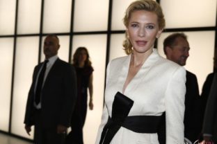 Cate Blanchett na prehliadke Giorgia Armaniho v Miláne