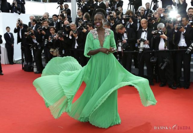 Lupita Nyong'o pózuje fotografom na festivale v Cannes