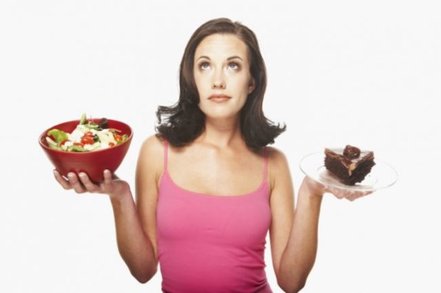 Chudnutie, zdravá strava, jedlo, šalát, žena, diéta, zelenina, sladkos