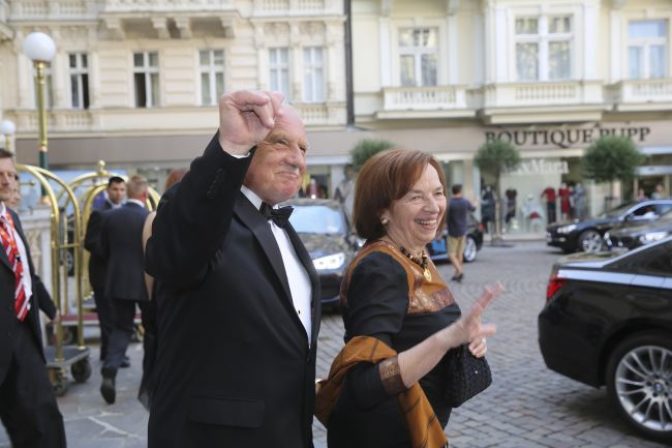 Vyobliekané celebrity zažiarili v Karlových Varoch