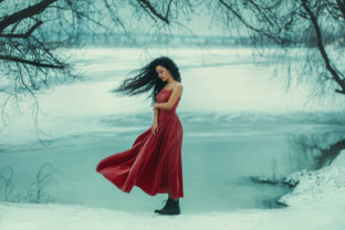 žena, kráska, samota, zima, červené šaty