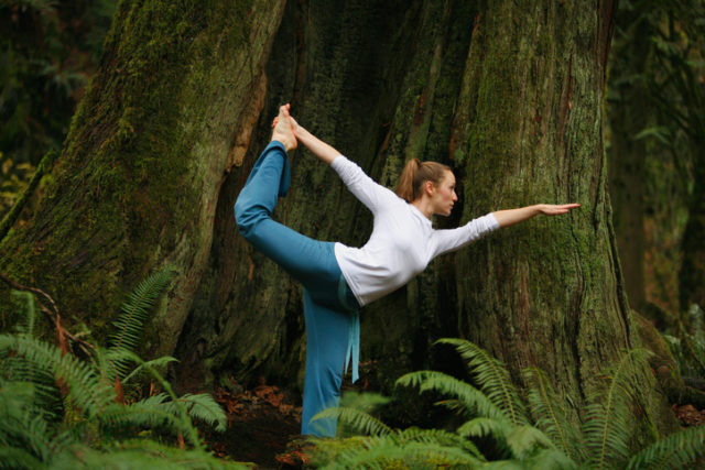 Žena cvičí jogu