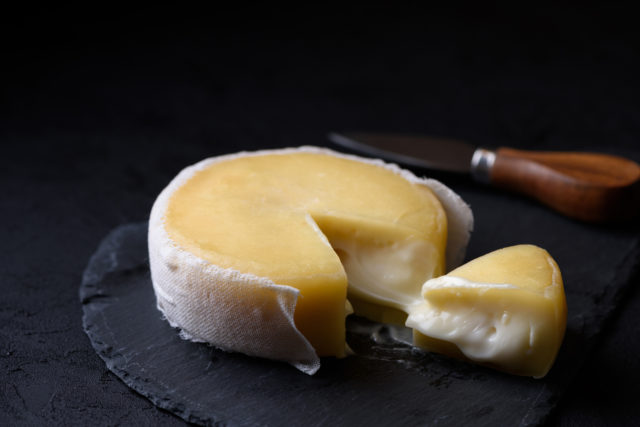 Zrejúci plesnivý syr
