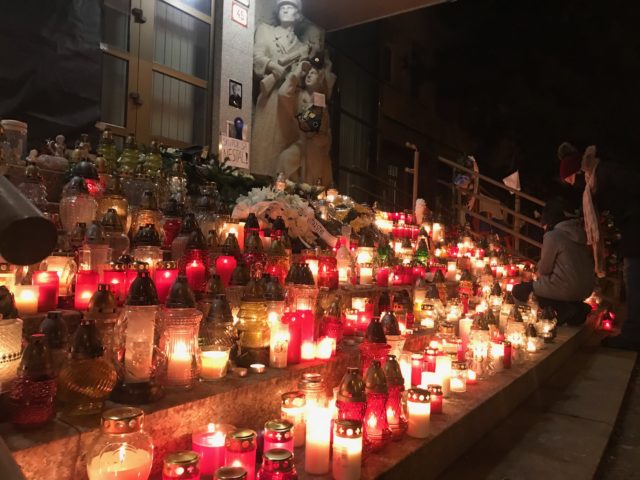 Aj v deň pohrebu generála Milana Lučanského, schody policajného prezídia na Račianskej ulici v Bratislave zaplnili stovky sviečok.