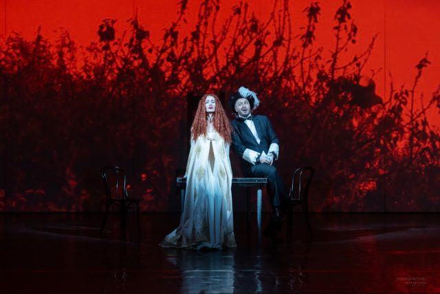 Eva Bodorová ako Kráľovná Alžbeta I. a Martin Kováč ako Sir Gualtiero Raleigh v novej opernej inscenácii Roberto Devereux v Štátnom divadle Košice 