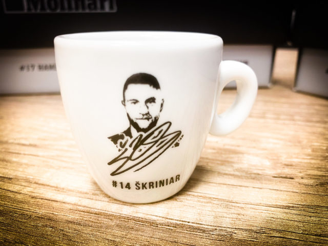 Špeciálna edícia kávového setu kávy Caffé MOLINARI Five star s autogramom obľúbenej futbalovej hviezdy